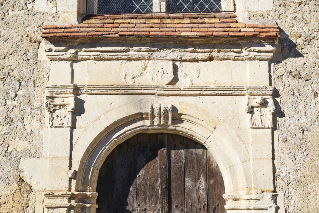Entrée Eglise de Saint Georges de la Couée, visitez notre patrimoine historique et cuturel